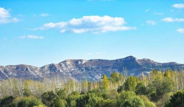 初冬济南玉符河畔苇浪翻滚,群山蓝天相伴堪比坝上美景
