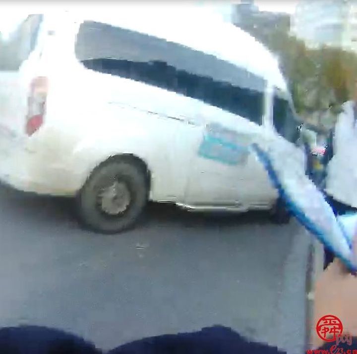 男子抽烟驾车被劝不听  下个路口被查