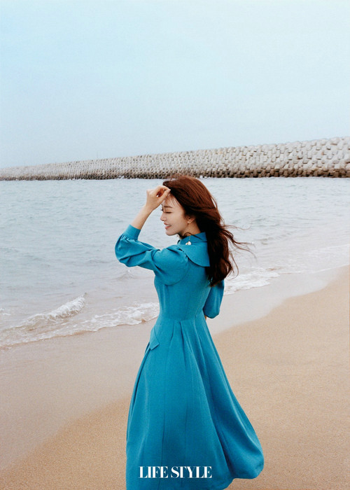 秦岚海边杂志封面释出元气优雅诠释理智派大片