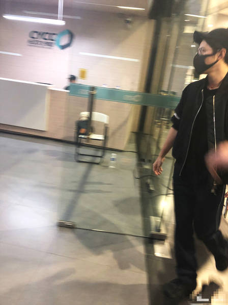 陈学冬郭敬明久违同框 二人相邻而坐同看张杰演唱会