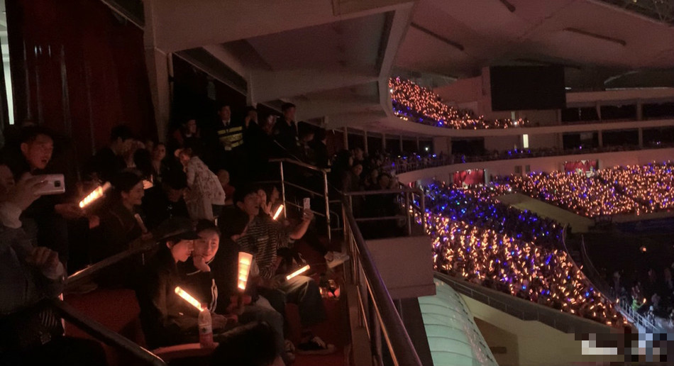 陈学冬郭敬明久违同框 二人相邻而坐同看张杰演唱会