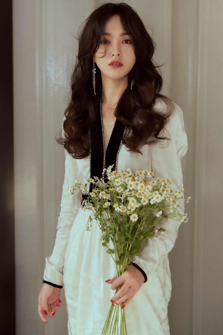 唐嫣手持鲜花甜美动人大波浪造型知性优雅