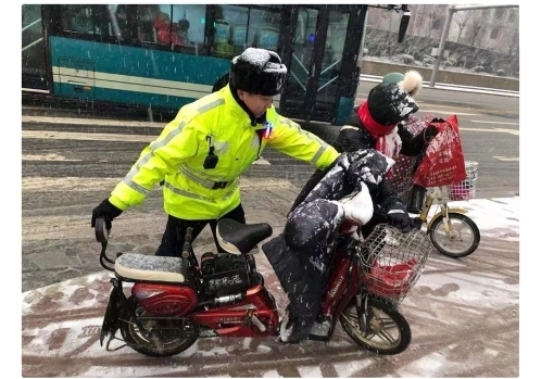 济南雪天交警执勤保畅通，展现亮丽“雪警”！