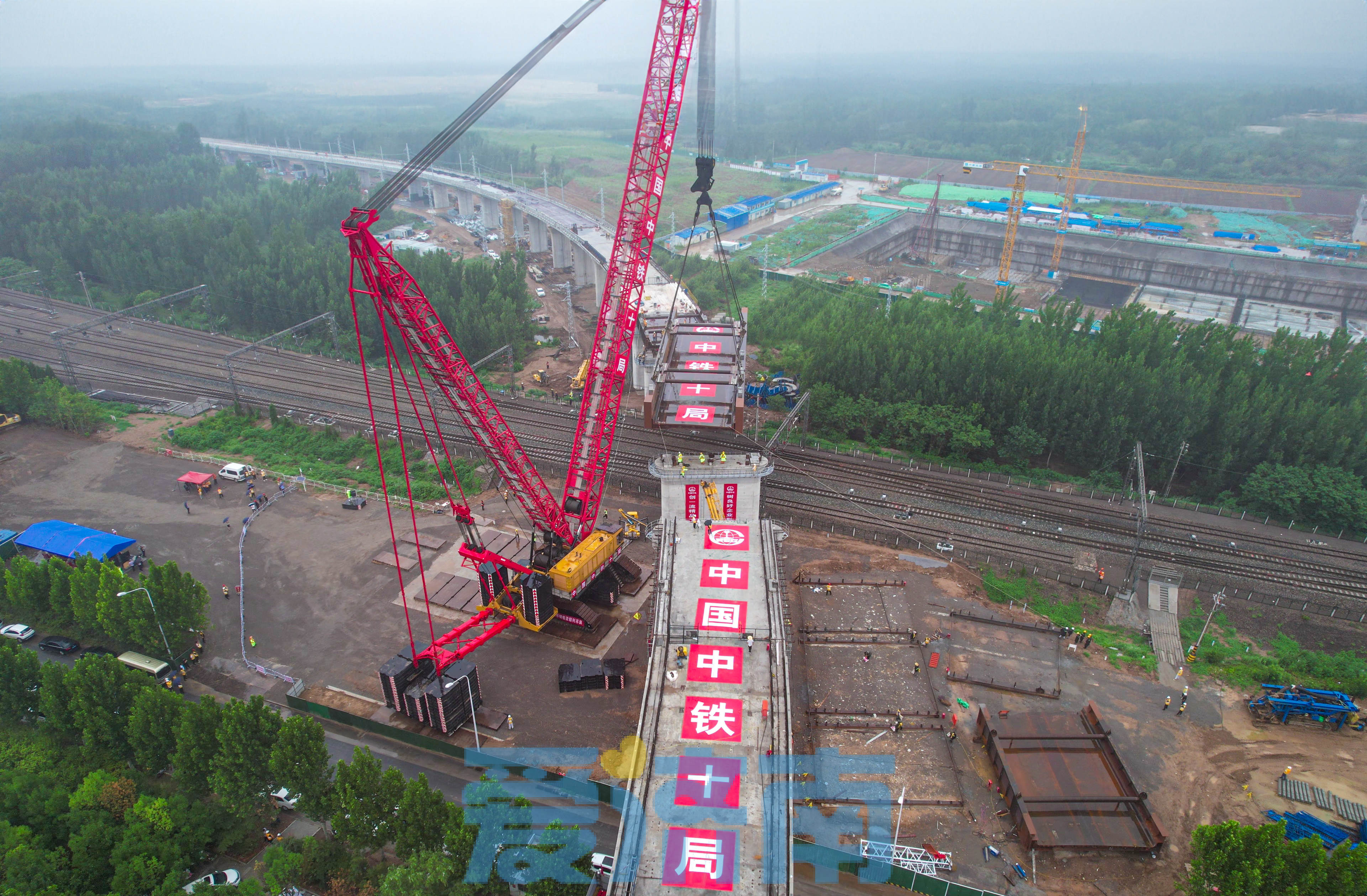 创国内纪录！济郑高铁山东段上跨京沪铁路钢板梁顺利吊装