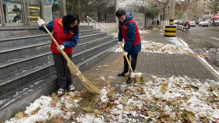 下雪了！掌上城管“随手拍”志愿服务队走上街头清雪除冰