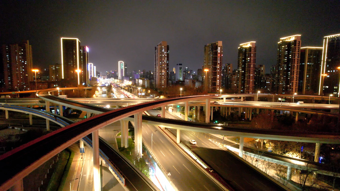 夜幕下的济南燕山立交桥灯光璀璨、美轮美奂