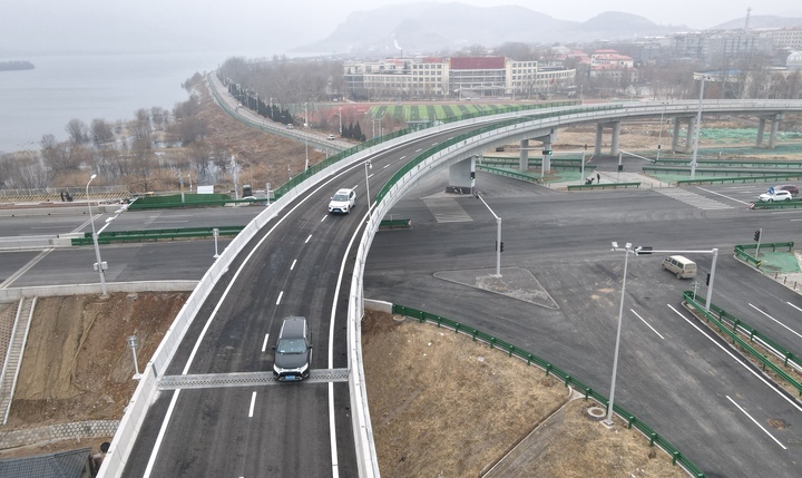 东西向高架及地面道路放开通行，仲宫互通立交桥全面启用