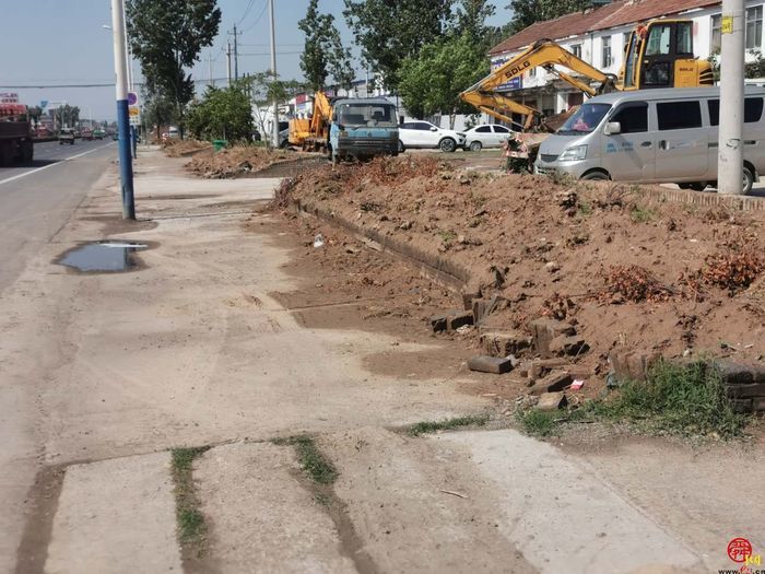 啄木鸟行动济阳区220国道路旁渣土裸露