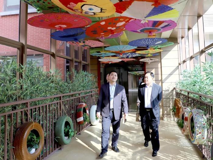 高新区教体局局长高一鸣一行到长清湖实验学校考察调研