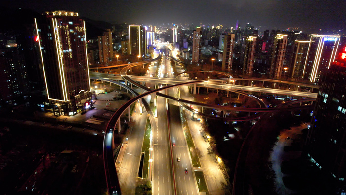 夜幕下的济南燕山立交桥灯光璀璨、美轮美奂