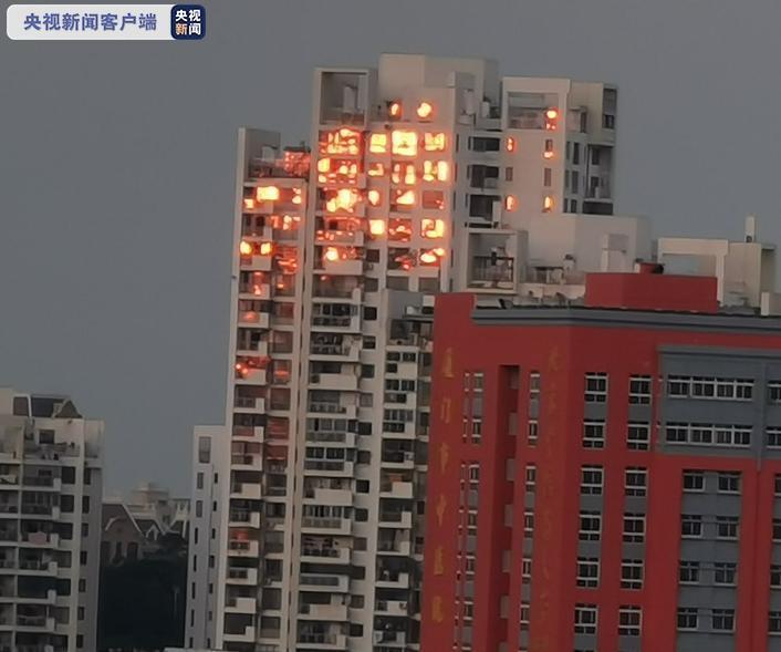 高楼竟“着火”了? 原来是夕阳照射下产生的错觉