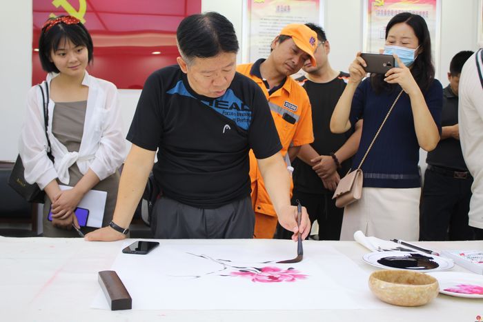 墨香阵阵送清凉  "刘繁昌美术馆"公益行走进历下城管