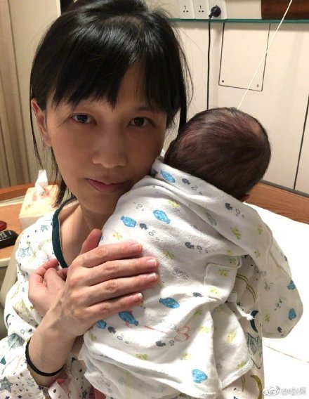 【最新】papi酱因孩子随父姓被网友嘲笑 papi酱换置顶疑回应