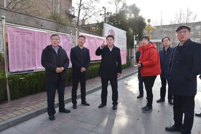 天桥区委书记韩伟带队察看区人大代表换届选举选民榜张榜情况