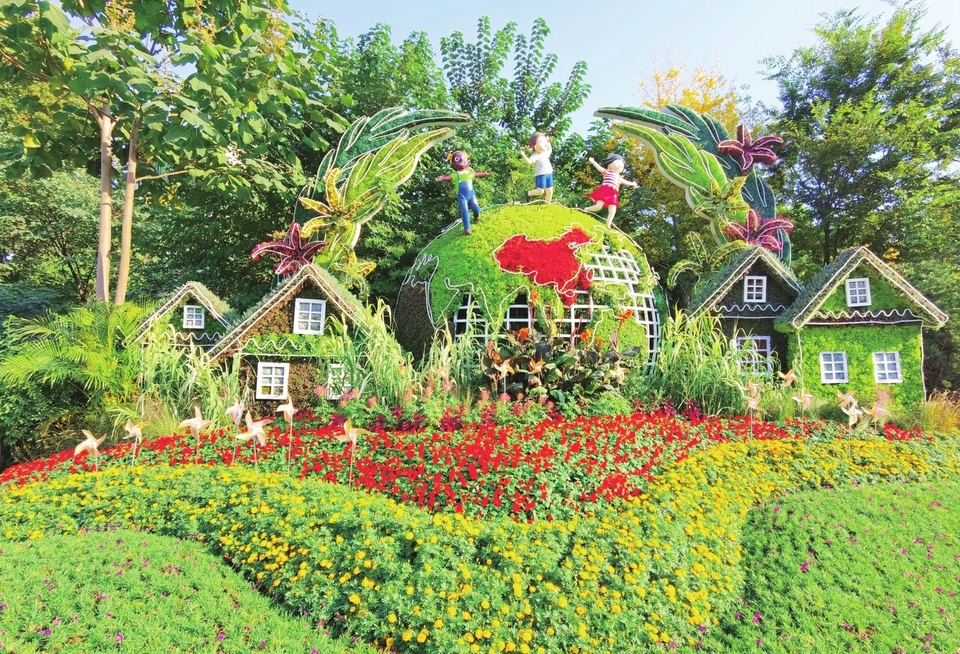 5组立体花卉造型 58.19万盆鲜花 济南市中花团锦簇盛装迎国庆