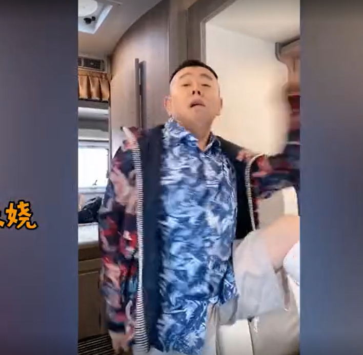 【辣眼睛】潘长江骨折跳无价之姐上热搜了?究竟发生了什么