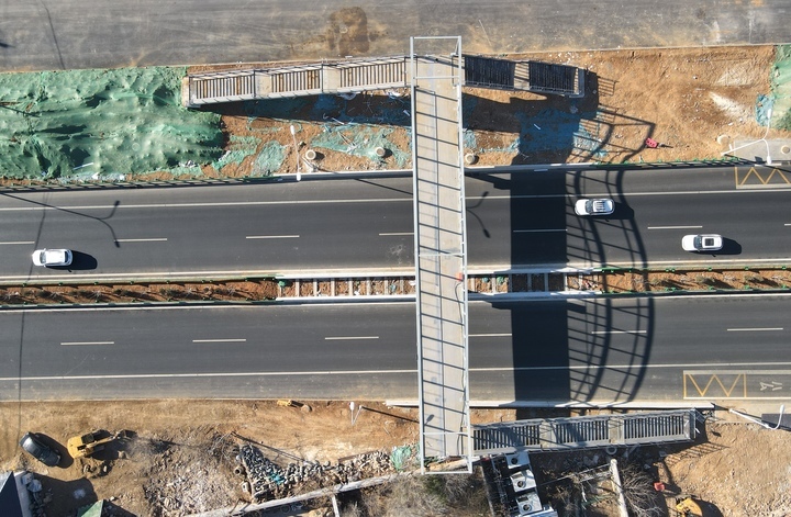首座人行过街天桥亮相，省道103旅游公路改扩建交通设施更完备 - 济南社会 - 舜网新闻