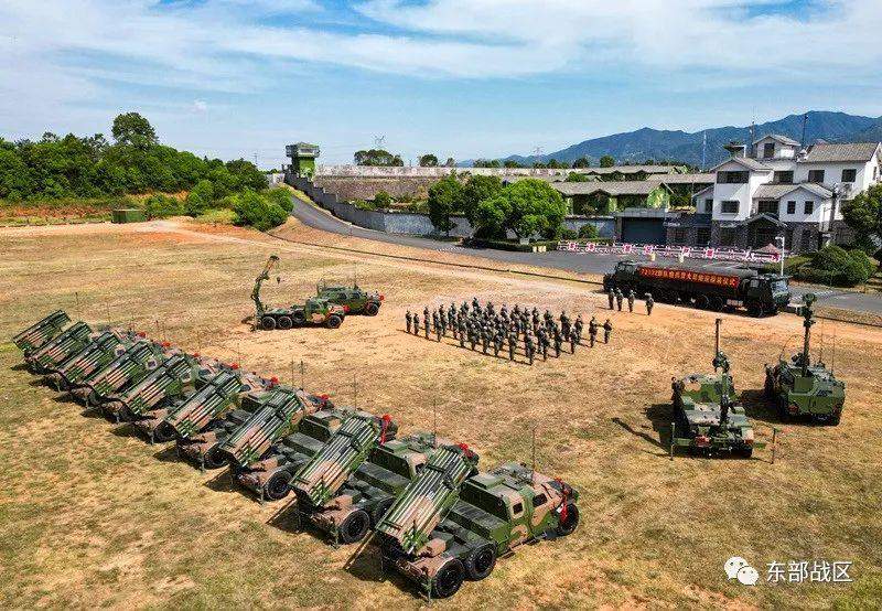 近日,73132部队炮兵营在综合训练场举行了一场庄严的授装仪式,百余名