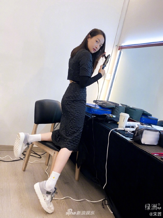 宋茜晒化妆间花絮照素颜拗造型随性可爱