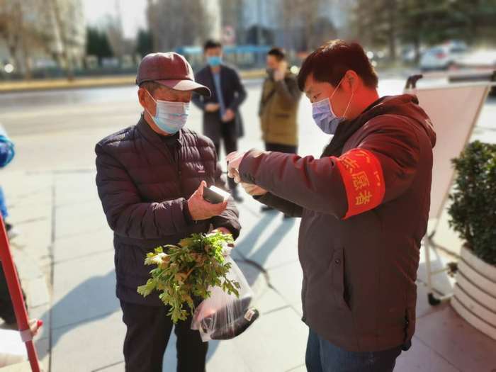 以温情抗疫情阳光新城第一社区为疫线人员暖心义剪