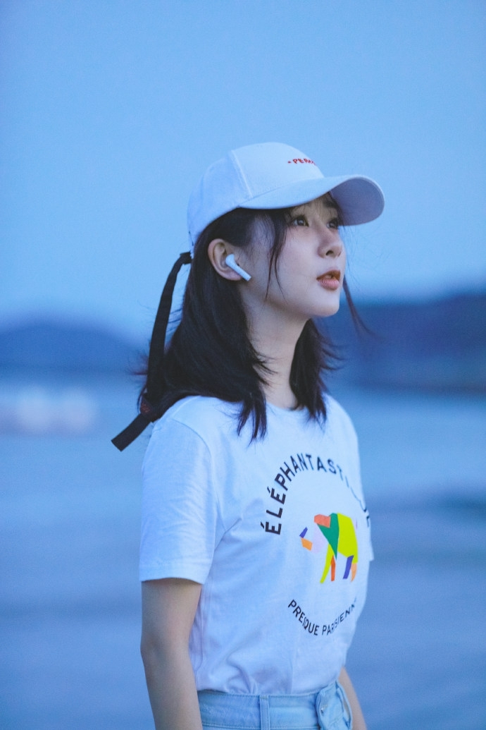 杨紫一身清爽装扮漫步海边长发飘逸眼神温柔