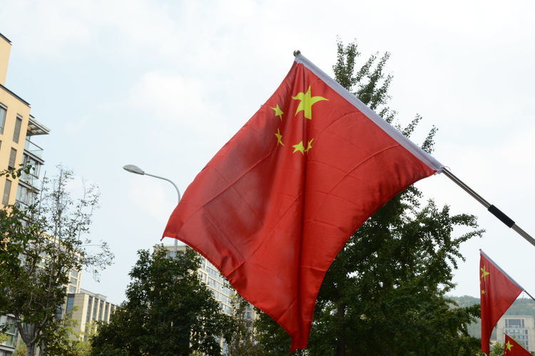 明确悬挂国旗的时间,范围及具体要求,确保辖区内国旗悬挂标准规范