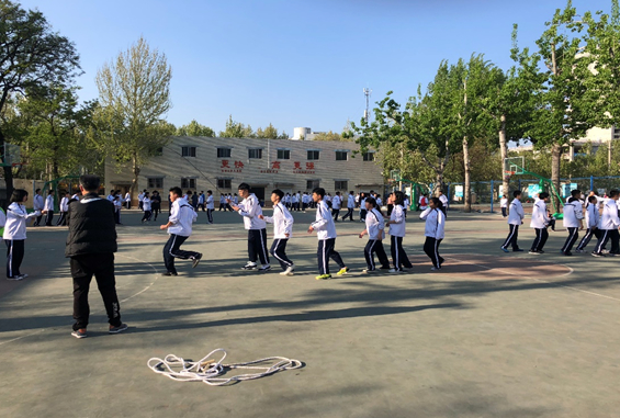 绳采飞扬济南七中举办班级跳绳比赛