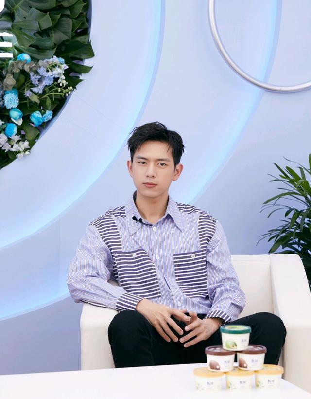爱了爱了！“梗王”李现反应神速，“淡黄的长裙”还能这么接