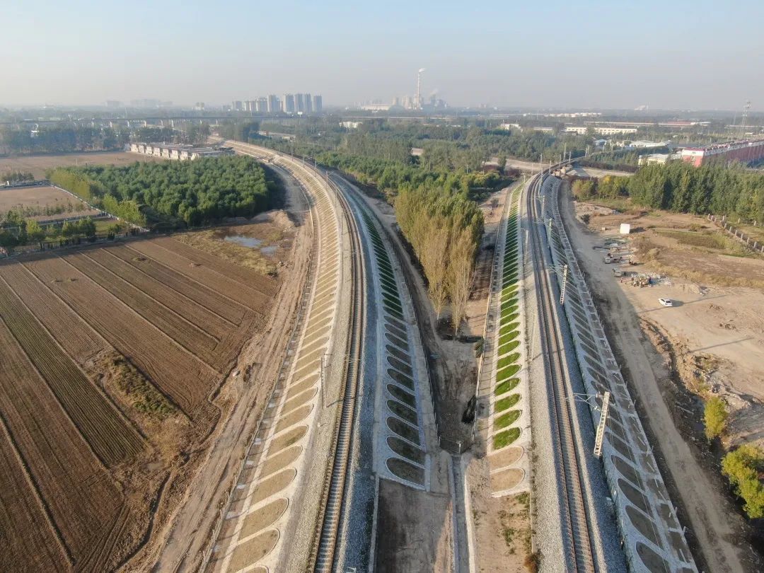 加固工程顺利完工,此项工程的顺利完工加固了邯济铁路既有路基本体