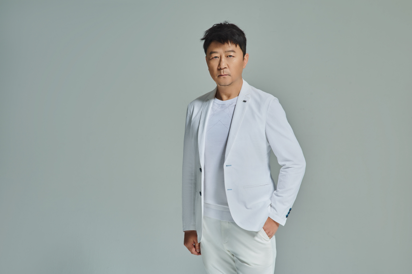 郭涛时尚大片曝光西服搭配绅士感十足