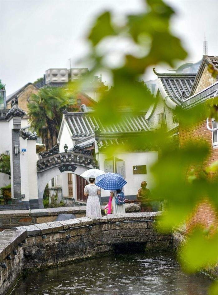 初秋绵绵细雨 老城美成了烟雨江南
