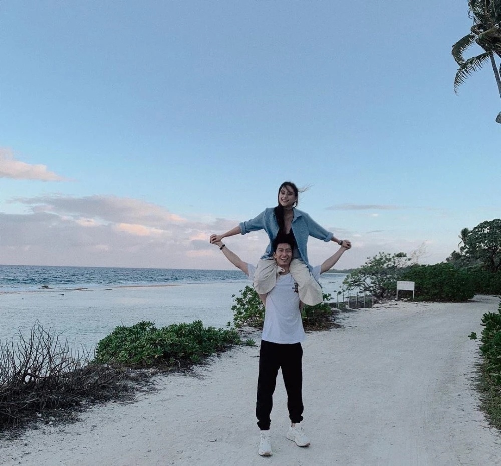 同居|何超莲窦骁疑已同居真的假的？赌王丧礼后何超莲高调秀恩爱暴露两人N多小秘密