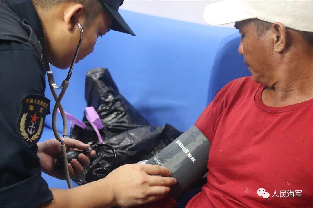 中国海军救助1名菲律宾受伤渔民