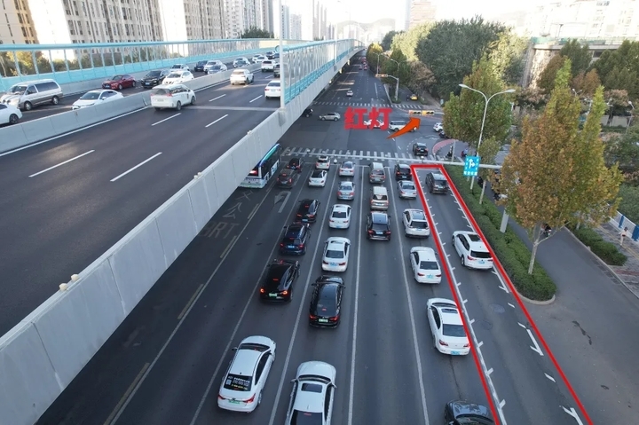 济南首条“周期内直右可变车道”投入使用 实现信号灯与车道功能变化联动