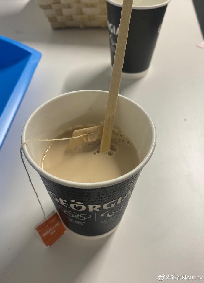 陈若琳晒郭晶晶做的手工奶茶 直言“幸福的冒泡嗷”