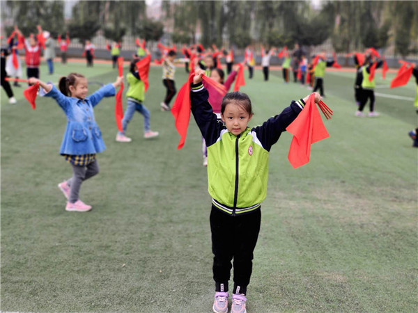 筷子"舞"起来 钢城区颜庄街道西港小学的别样课间操