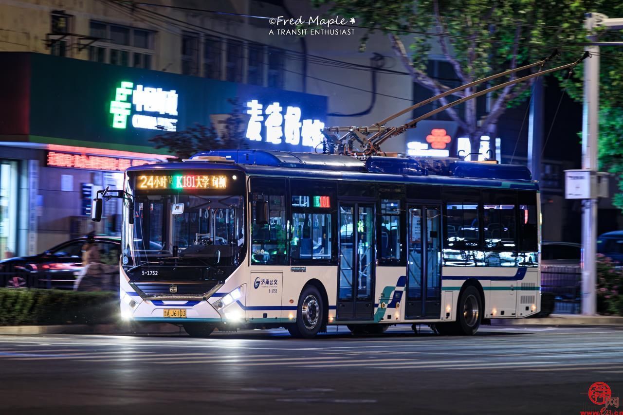“夜公交”助力“夜经济” 济南公交100条线路夏季延时，晚10点后运营的线路达114条
