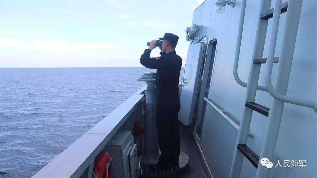 中国海军救助1名菲律宾受伤渔民
