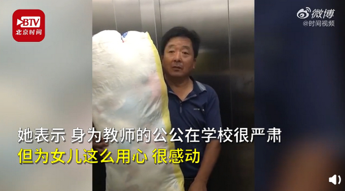 满满都是爱！爷爷进城看孙女背一袋子布娃娃 隔辈亲太有爱了！