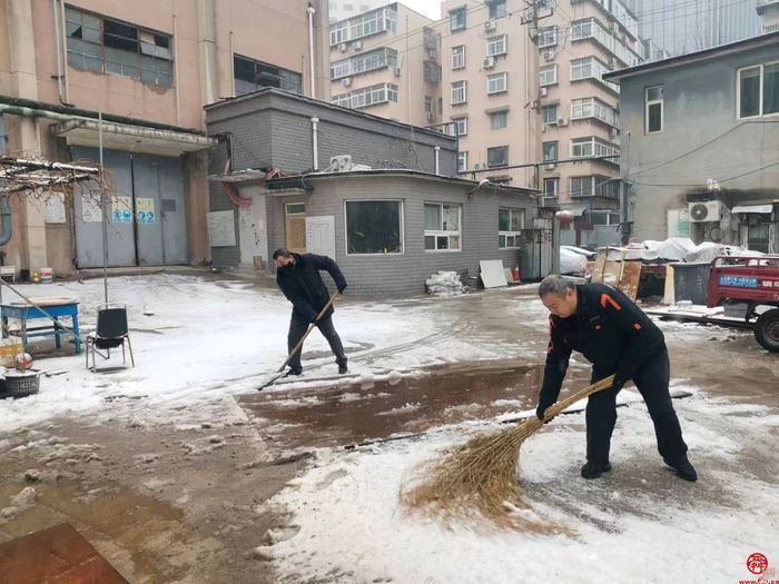 携手清积雪，共建文明城！ 济南掌上城管“随手拍”志愿服务队参与清雪除冰 落实“门前五包”