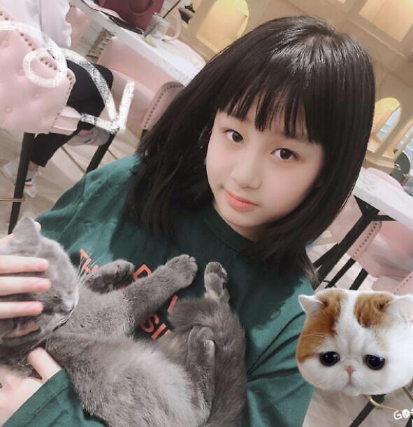 吴启华12岁女儿近照曝光亭亭玉立清纯甜美继承了父母的高颜值