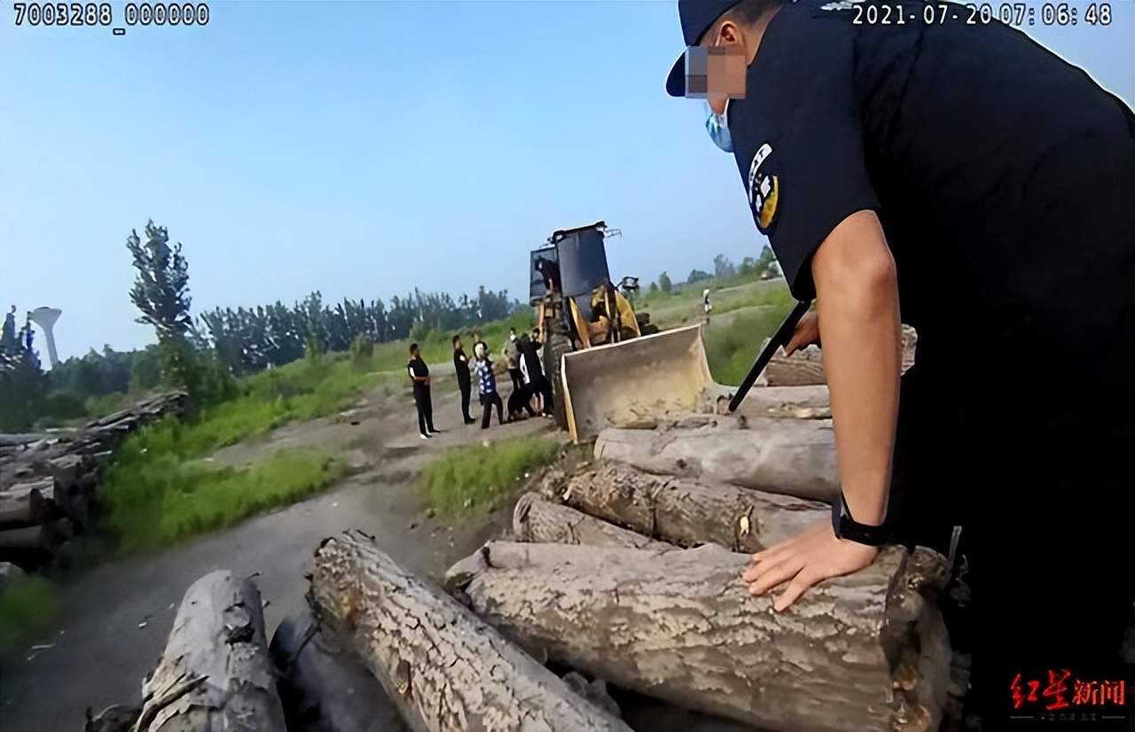 據此前報道(《唐山襲警案一審開庭:強拆現場女子砍傷民警,鎮政府清表