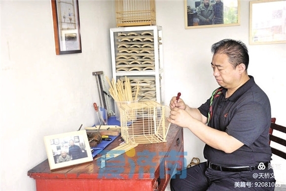 "玉玺"型的鸟笼制作精良,工艺独特,造型别致,颇具皇家气派,更有着美好
