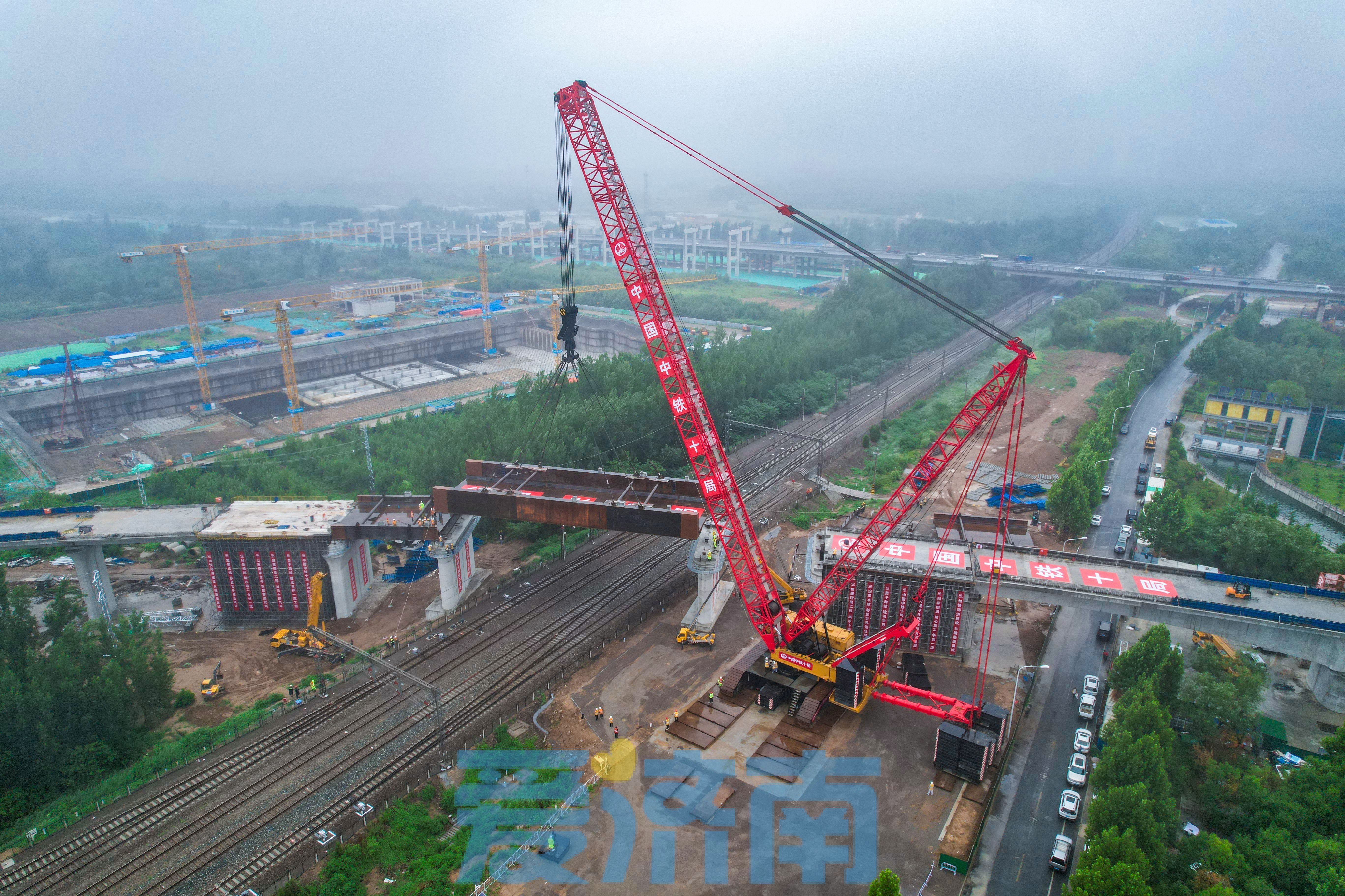 创国内纪录！济郑高铁山东段上跨京沪铁路钢板梁顺利吊装