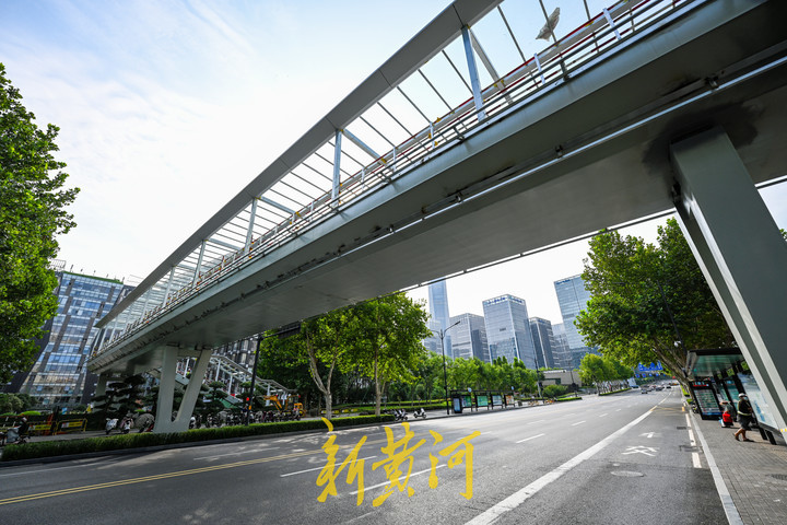 过街天桥的东首位于舜泰广场,西首位于省冶金设计院附近,建成后将是