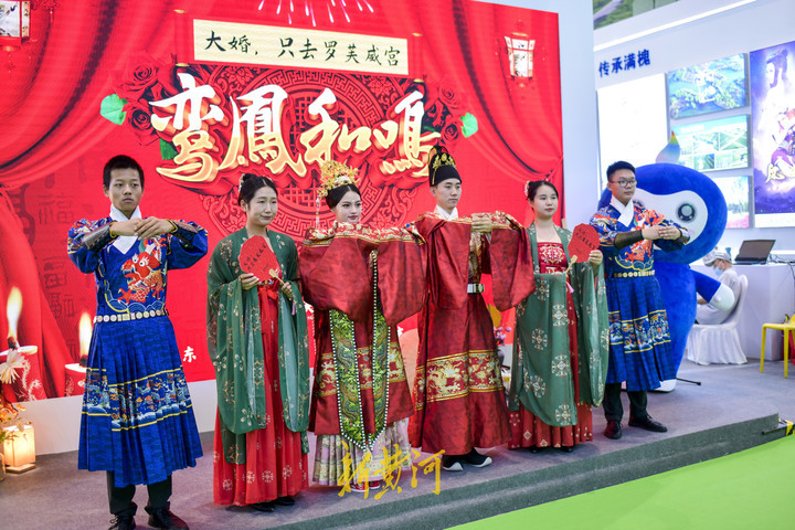来文旅博览会围观汉服小姐姐 感受汉唐风韵 