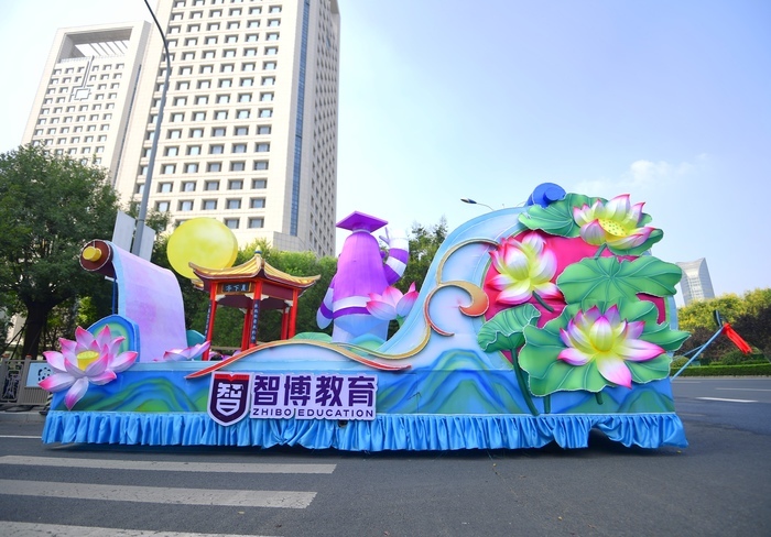 又见泉水节花车！明天让我们来一场初秋最美的遇见