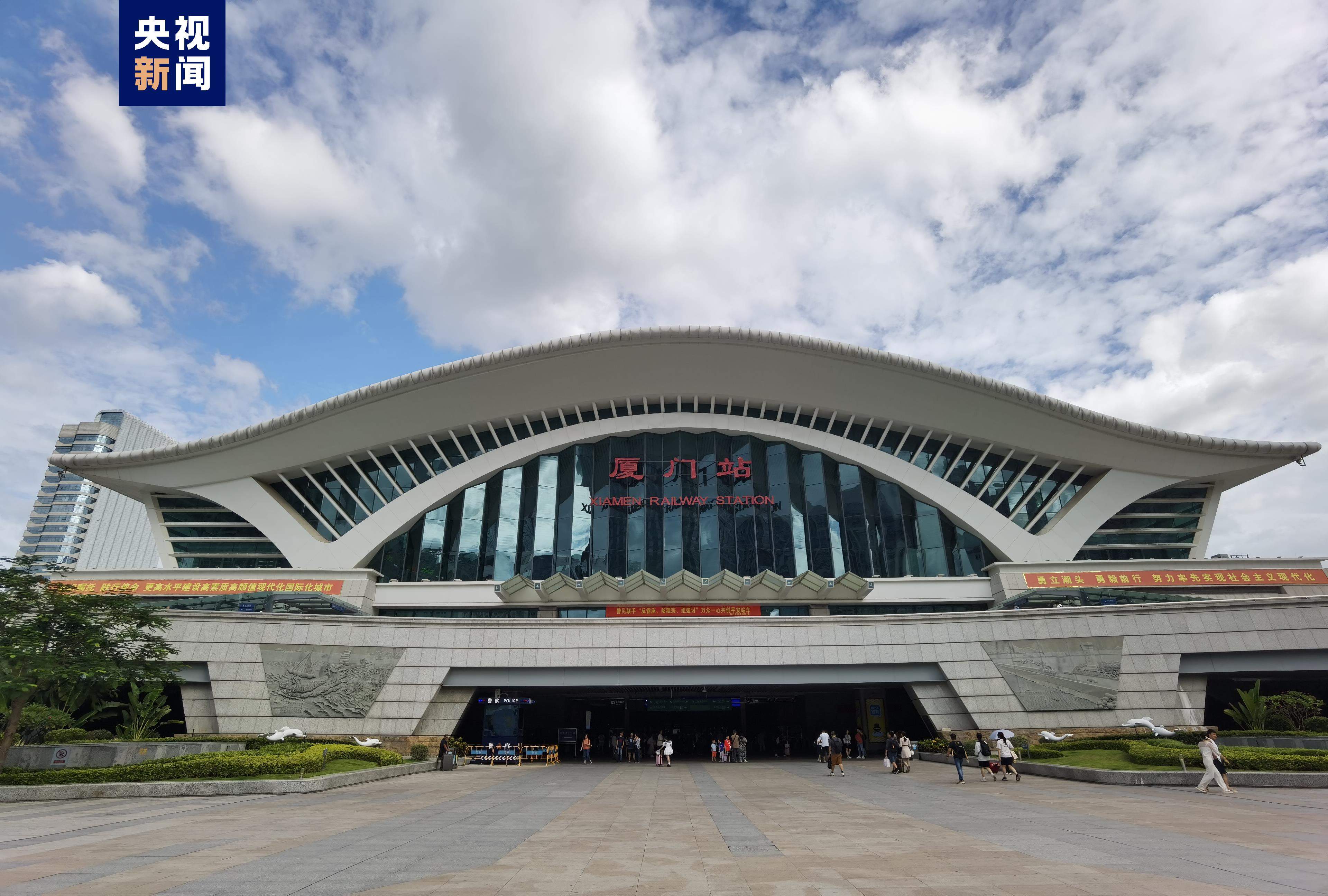 为应对台风影响厦门火车站多趟列车停运