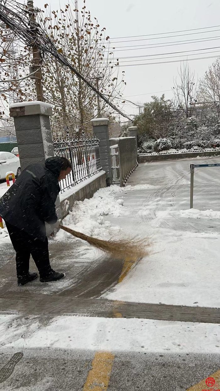 下雪了！掌上城管“随手拍”志愿服务队走上街头清雪除冰