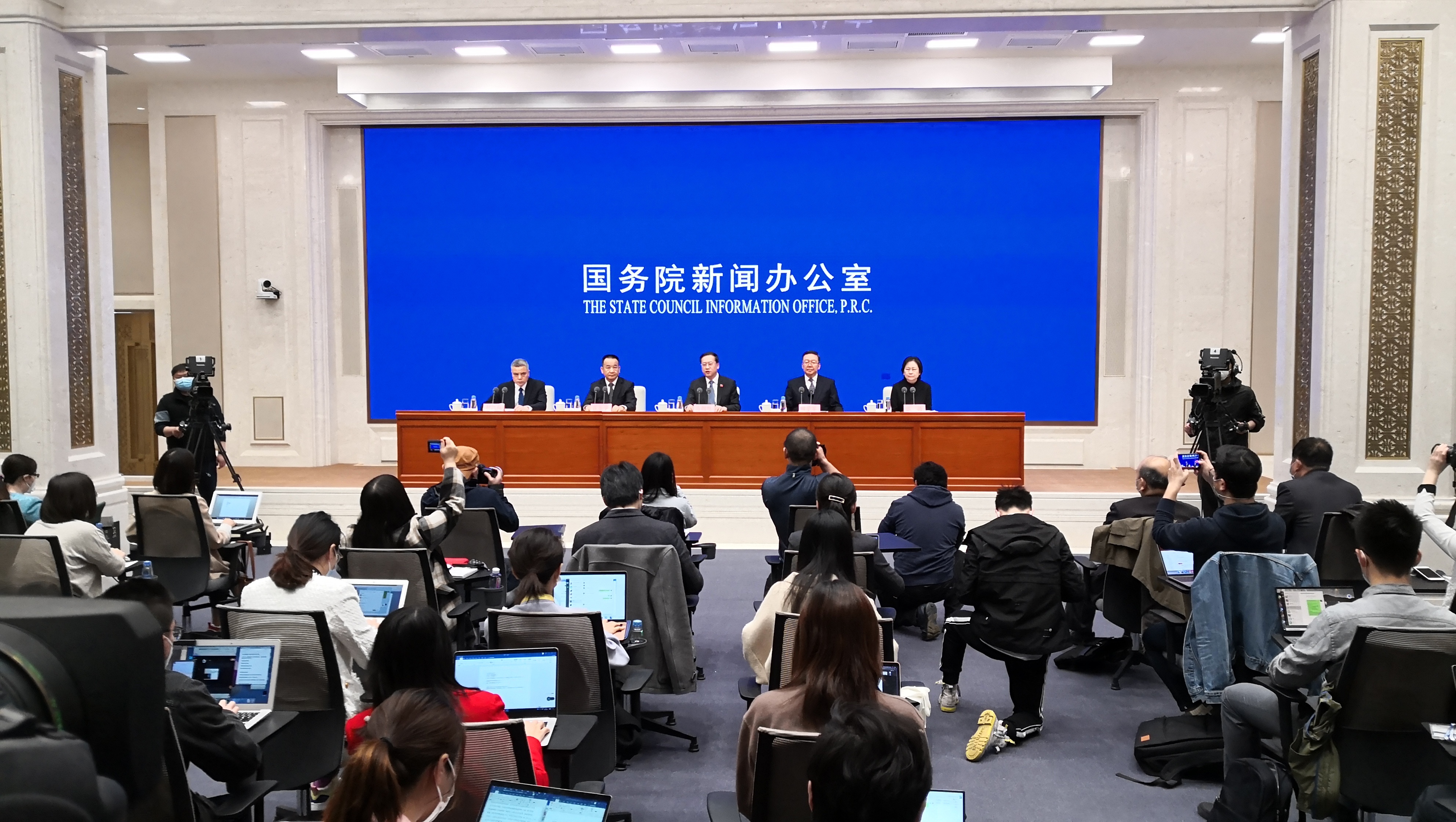 央视网消息:国务院新闻办公室于2020年4月2日举行新闻发布会,介绍疫情
